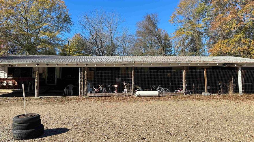 Commercial property, Hwy frontage, apprx 2040sq. Metal roof, half bath, and breakroom area, and additional rooms for office space.  This listing also includes an investment residential property next door that has 2 Bedrooms, 1 BA, with 720 sq built in 1960. Used as a rental property with a monthly income of $ 500.00.