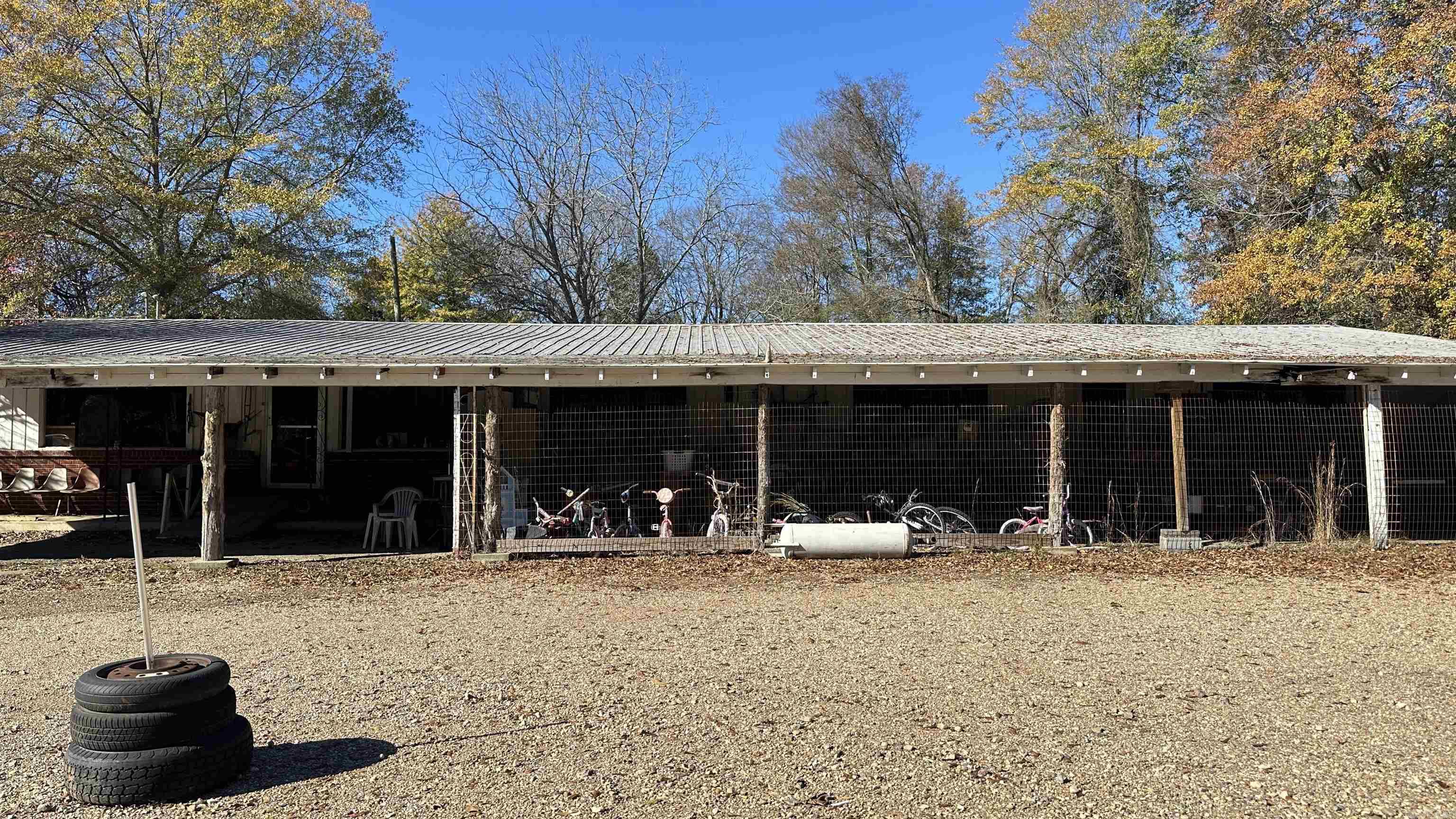 Commercial property, Hwy frontage, apprx 2040sq. Metal roof, half bath, and breakroom area, and additional rooms for office space.  This listing also includes an investment residential property next door that has 2 Bedrooms, 1 BA, with 720 sq built in 1960. Used as a rental property with a monthly income of $ 500.00.