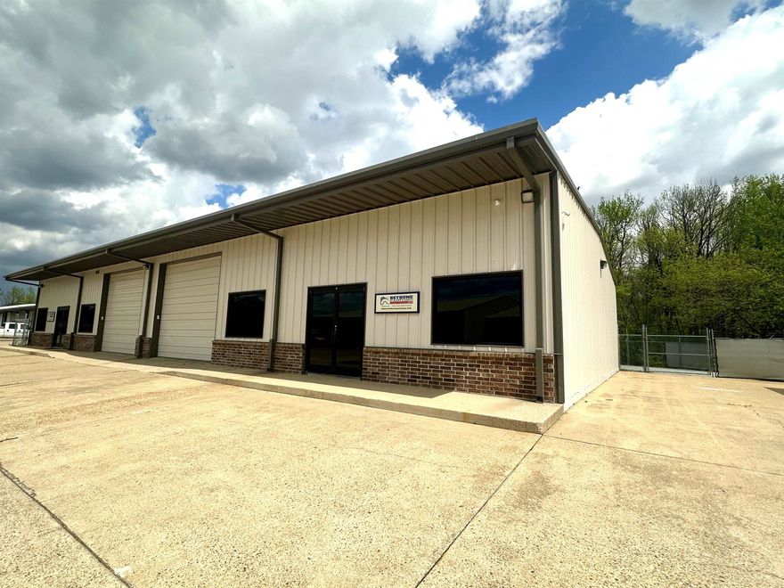 2500 square foot warehouse space for lease.  Would be perfect for warehouse storage, auto service, painting service, construction etc. Building has roll up door and bathroom.