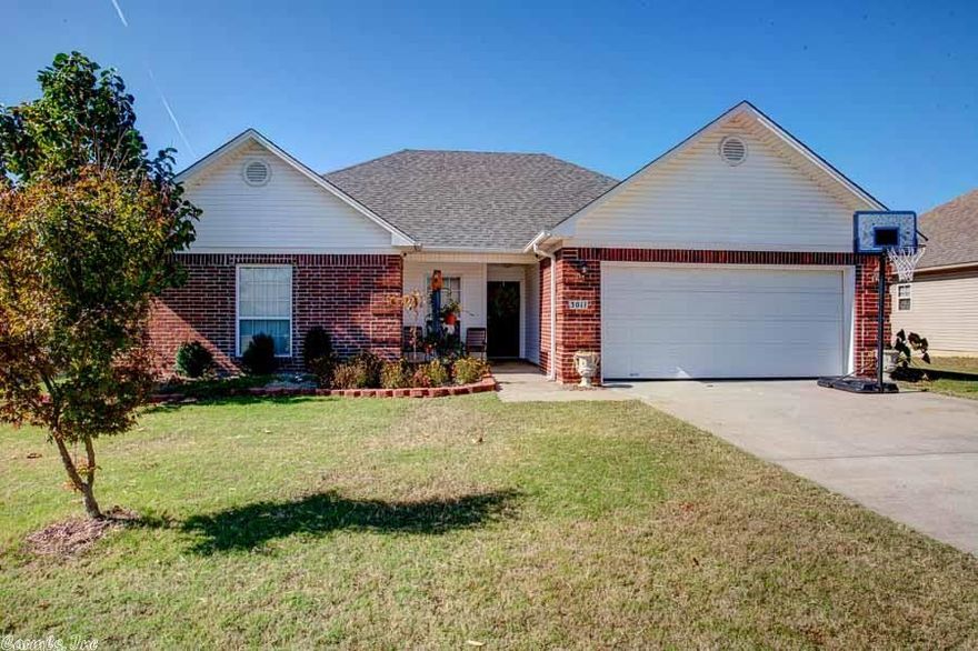 Great home, in great neighborhood!  Split bedrooms and open floor plan.  Level lot.