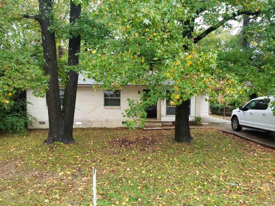 3 Bedroom 1.5 Bath Home Close to shopping   Fresh Paint