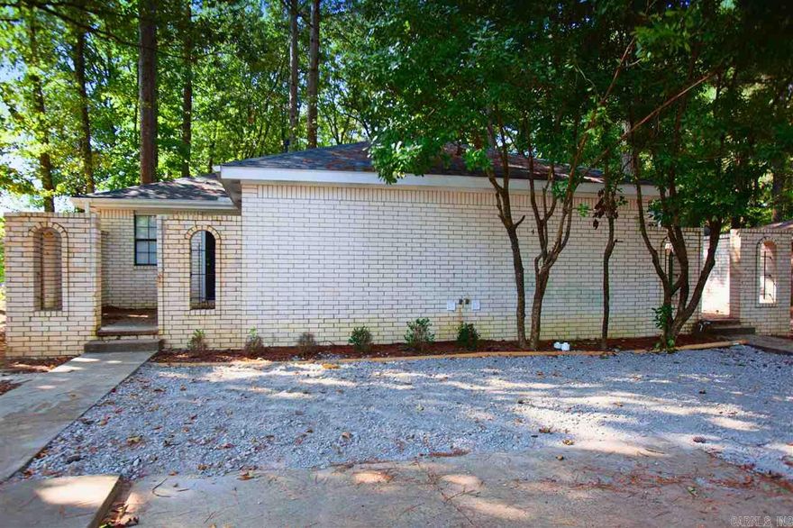 MOVE IN SPECIAL! HALF OFF FIRST MONTH’S RENT! Great 2 bedroom and 1 bathroom duplex located in Jacksonville that has been updated within the past few years. This property is managed by Hoffman Team so beware of scammers - we will never ask you to Cashapp us money. The lease for this property is for 18 months to 2 years with a 3% increase after the first year. Income must be 3x the amount of rent. Deposit, first month’s rent, and the $50 administration fee due before move in. This property does not accept section 8.