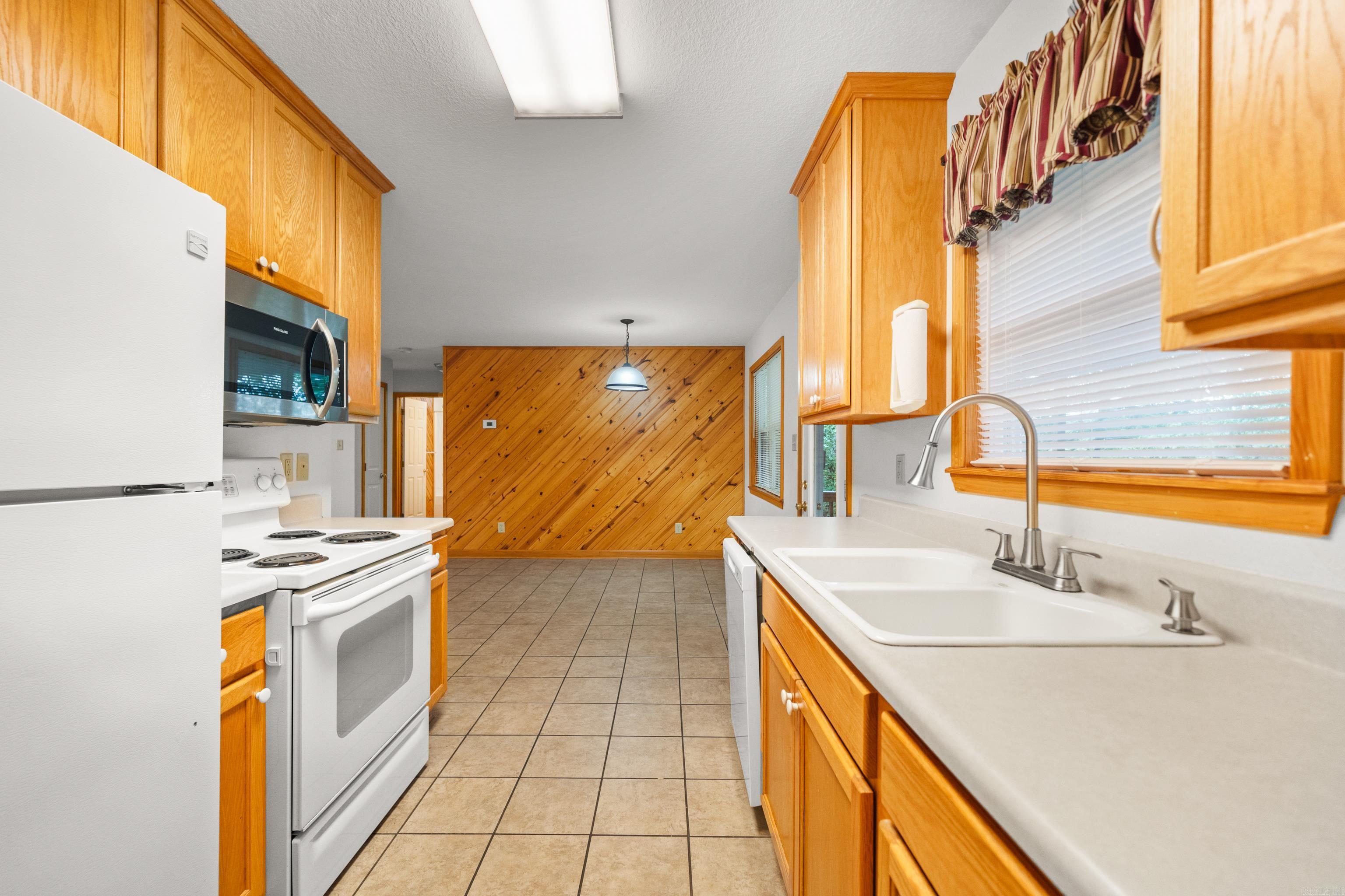 ARROWHEAD LAKE ESTATES 3 - Residential
