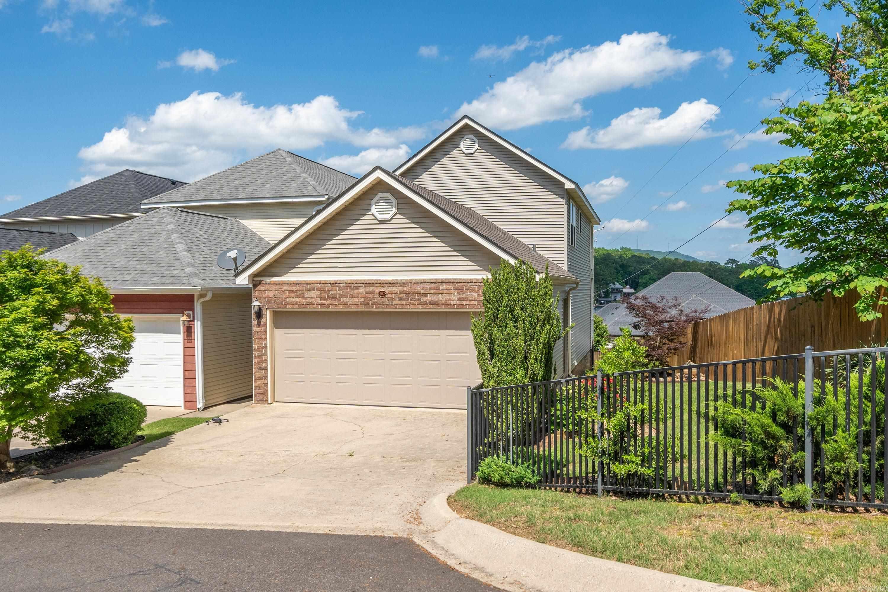 MAJESTIC LAKE VILLAGE TOWNHOMES - Residential