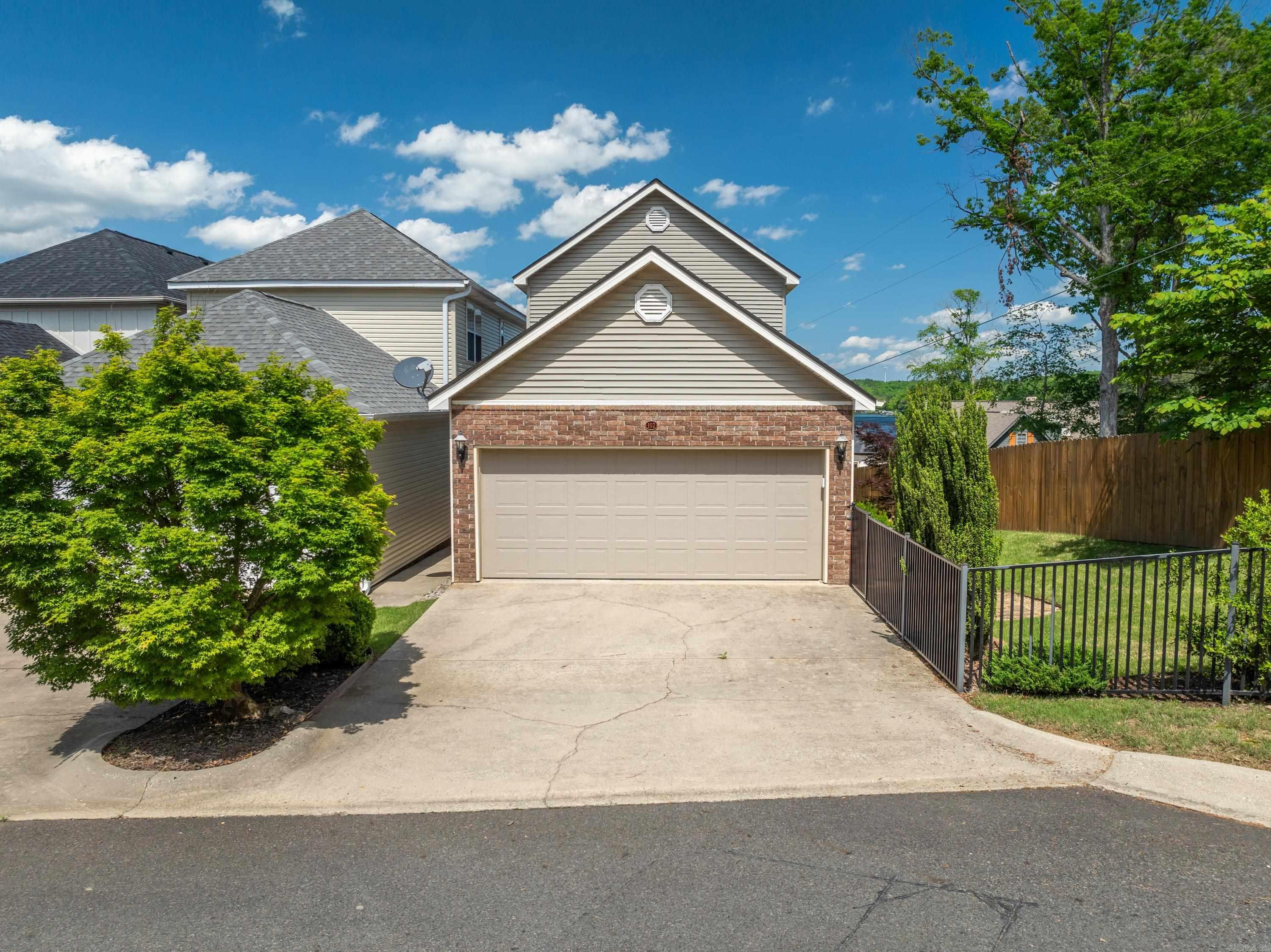 MAJESTIC LAKE VILLAGE TOWNHOMES - Residential