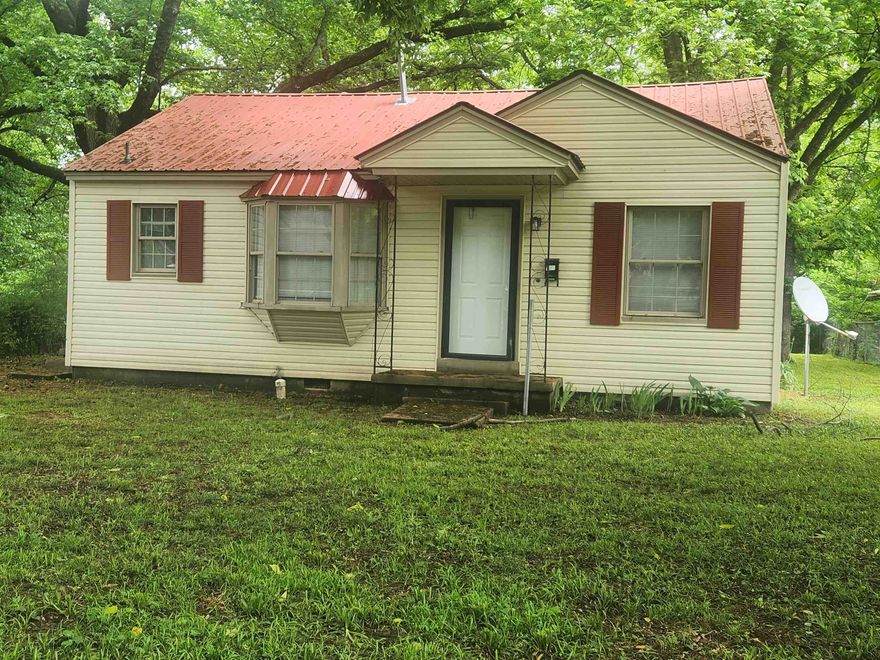 Nice 2 bedroom 1 bath home in the heart of Jonesboro. Maintenance free vinyl siding, metal roof. Recently remodeled inside. New paint, bathroom fixtures, and LVP flooring. Large backyard, would make a great starter home or investment property.