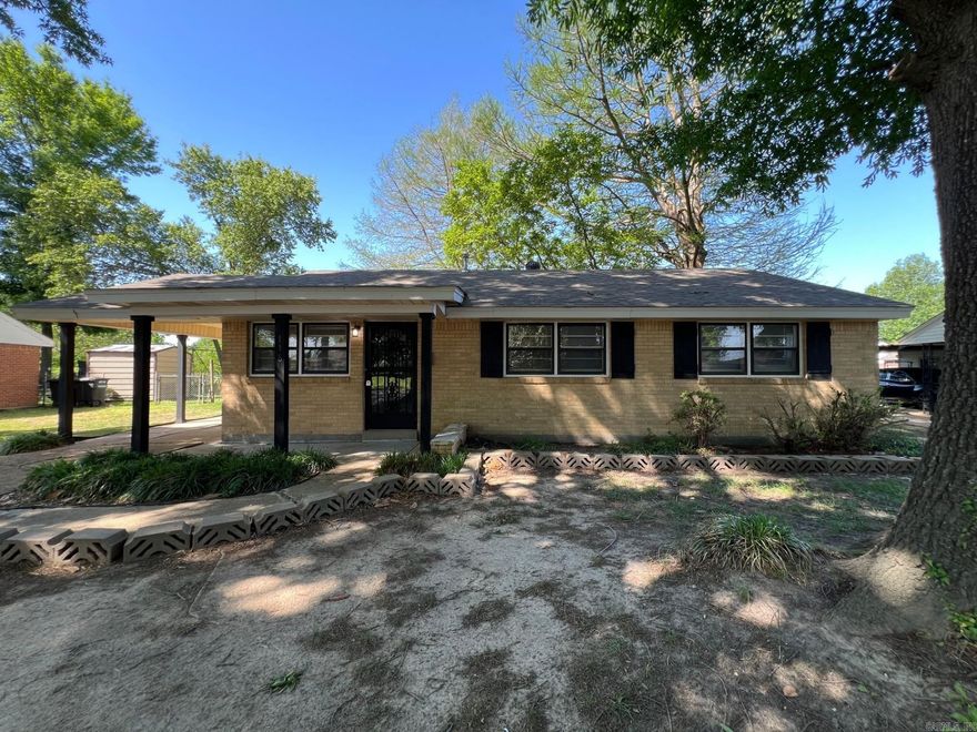 3 bedroom, 2 bath home with 1 car carport, and fenced backyard. House has been updated adding an additional bathroom, new flooring, and paint.     Legal Description: Lot 5 Block 3 of Sims 1st Addition to Trumann AR