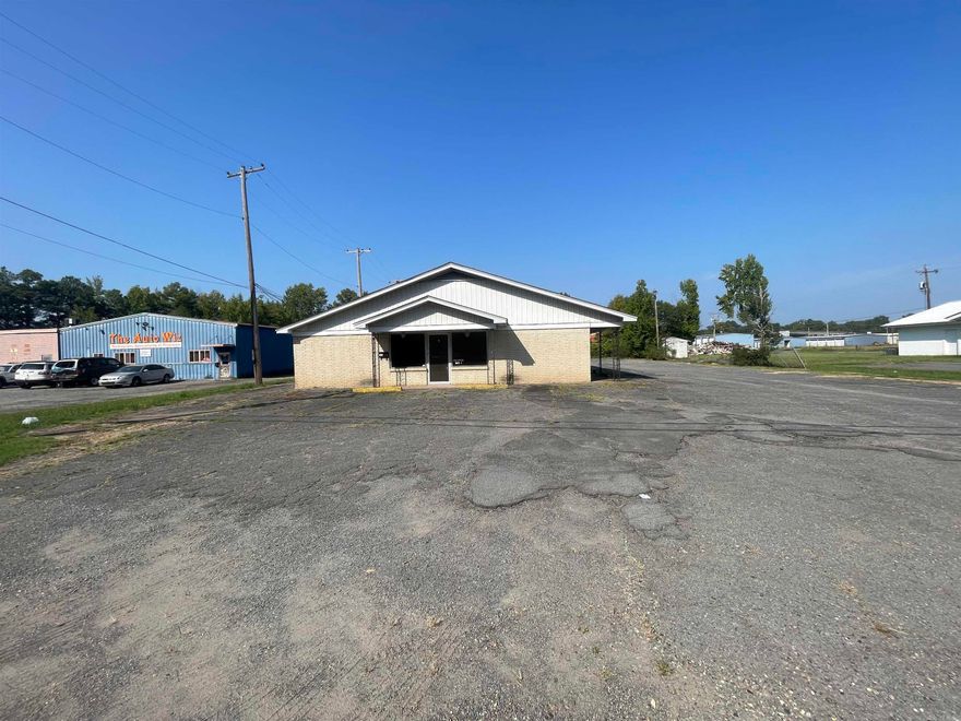 Great commercial building in a highly visible location!This spacious property has 3 separate offices and entrances with a total of 3,600 sq feet. Currently there is a long term tenant who doesn't plan to move so immediate income producing! The roof was recently replaced in 2023. Call today for a tour! Agents see remarks.