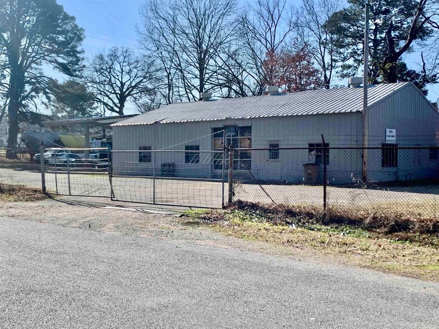 WANT TO START YOUR OWN BUSINESS?? OWNER FINANCING AVAILABLE Great Opportunity**Commercial Property**Great for Automotive Shop, Detail Shop, Repair Shop, etc.**Start you own Business**Agent see Remarks