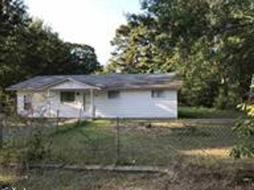 3BR/1BA rental home with vinyl siding.