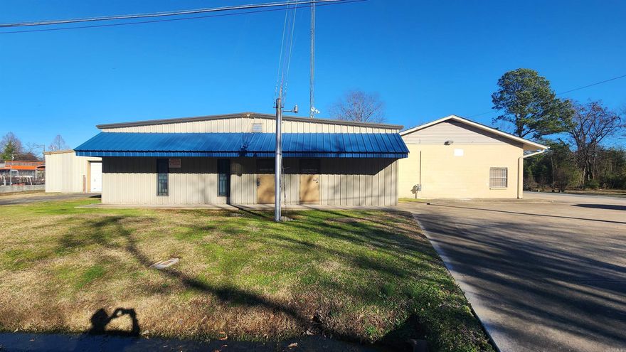 Commercial real estate building. Endless possibilities!!