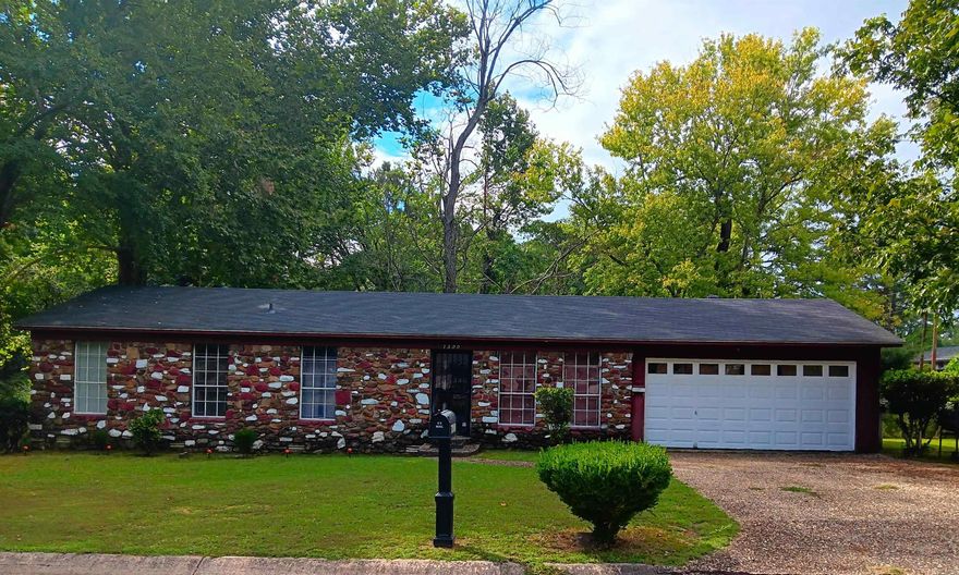 Outstanding investment opportunity. 3 bedrooms 1 in a half baths. Roof replaced in 2019. New Central air unit installed 2023. Appointment requires 3 hour notice. Agents check remarks.