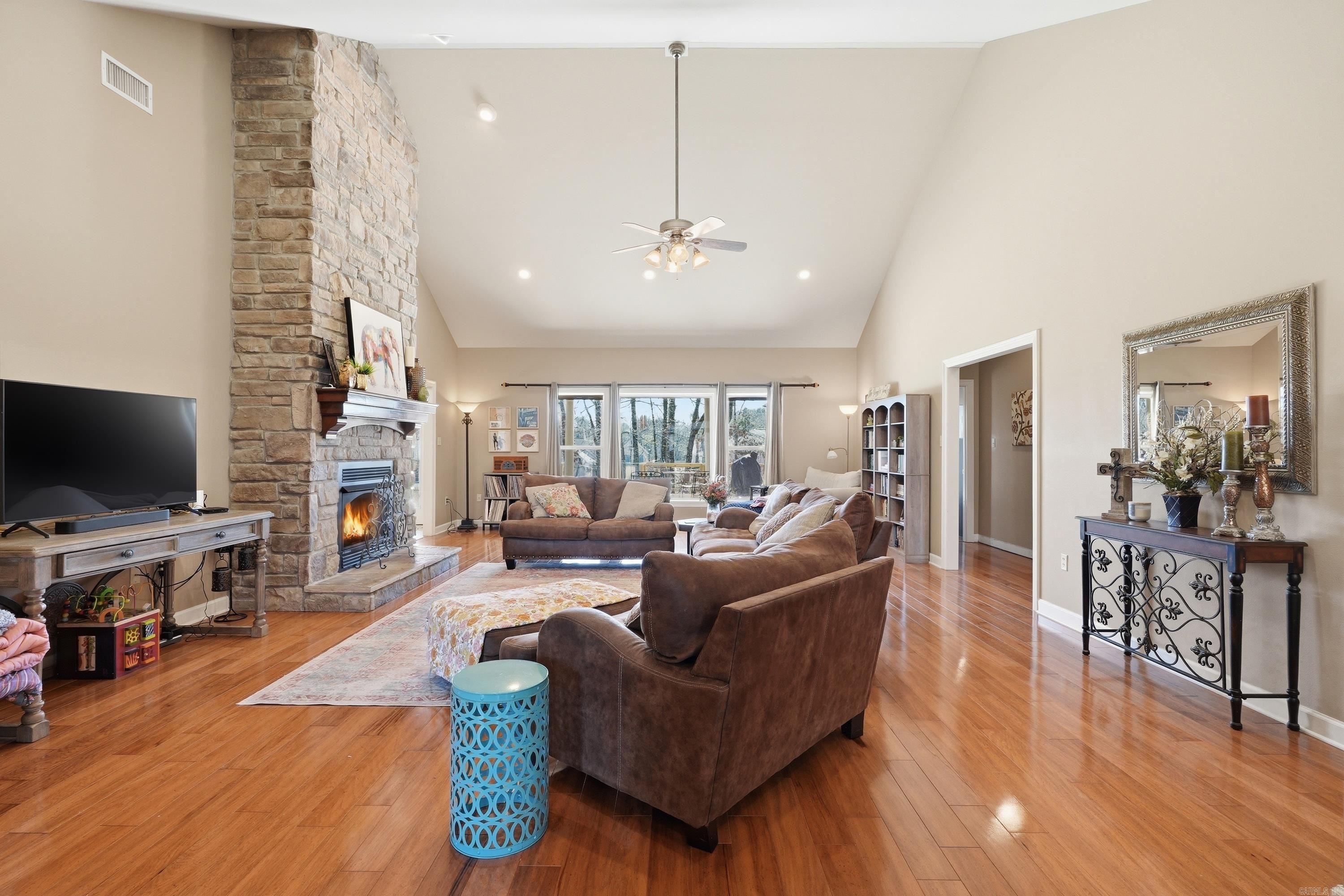 CRESTHAVEN - Residential