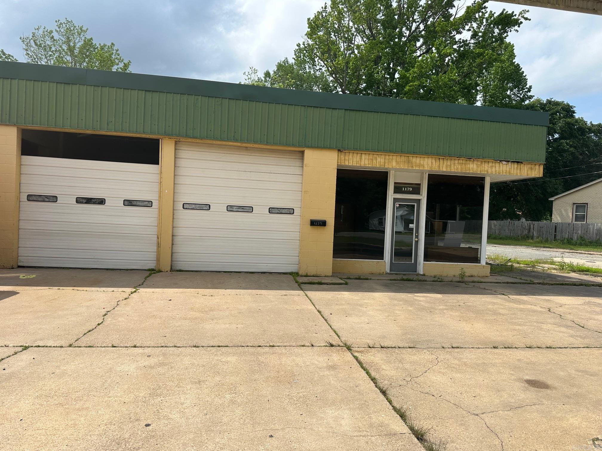 Great opportunity to start a new business! The location is in a heavy traffic area of the city, 2 buildings on 1 acre.