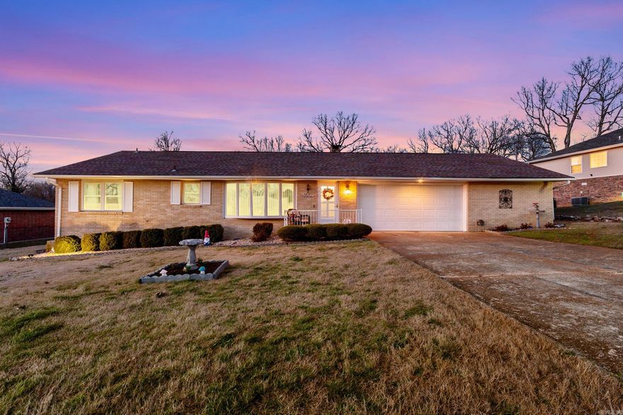 The best of both worlds in Carlilse Highlands, 3 bedroom, 2 bath plus bonus entertainment room. If you've been looking for that "sweet spot", where you're close enough to Mtn Home for a quick grocery run but far enough out to actually hear the birds, this is it. This isn't just a house; it's a well-loved home that has been kept in pristine condition. No "fixer upper" stress here, just move in and start living