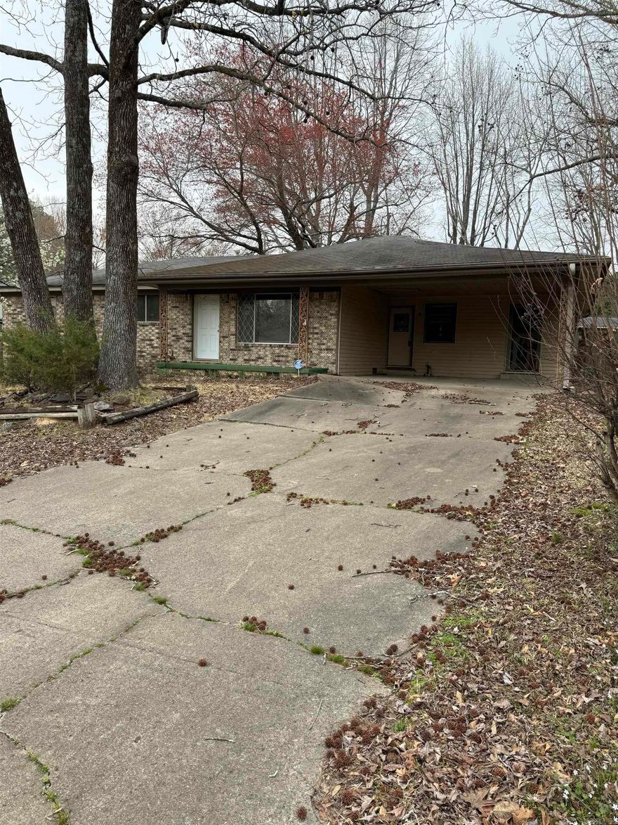 Investor Special! This 4 bedroom 2 bath home with and in-ground pool is waiting for your personal touch, great neighborhood! Come see this one today!!!