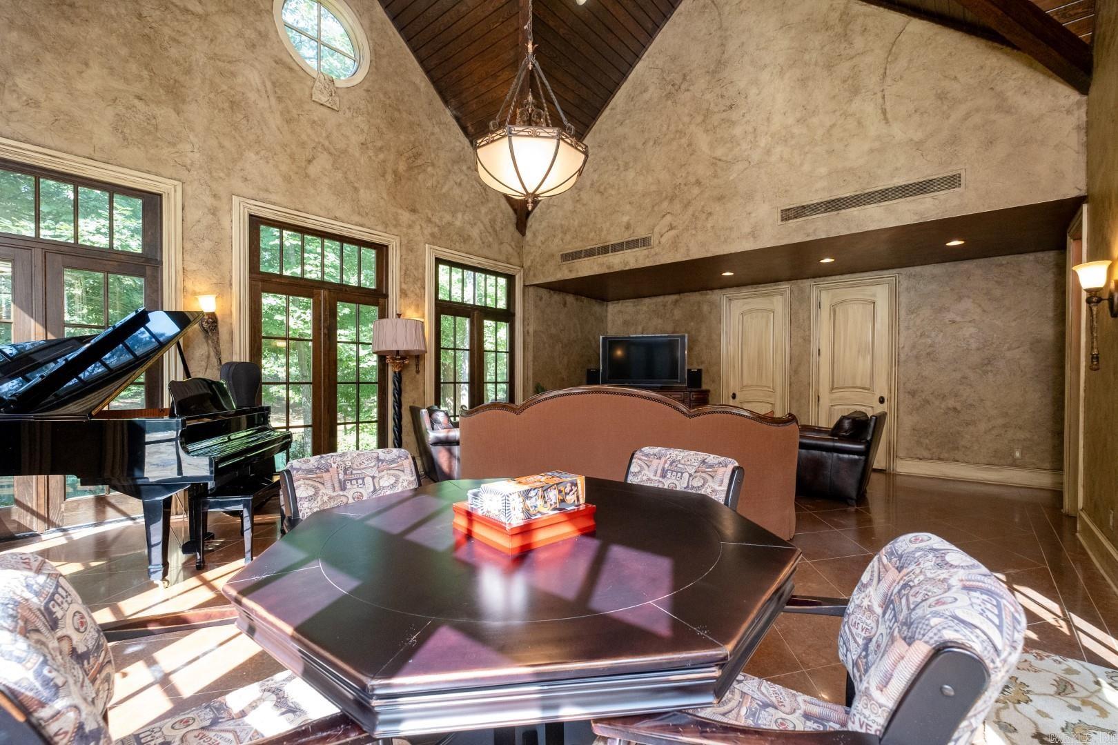 CHENAL DOWNS - Residential