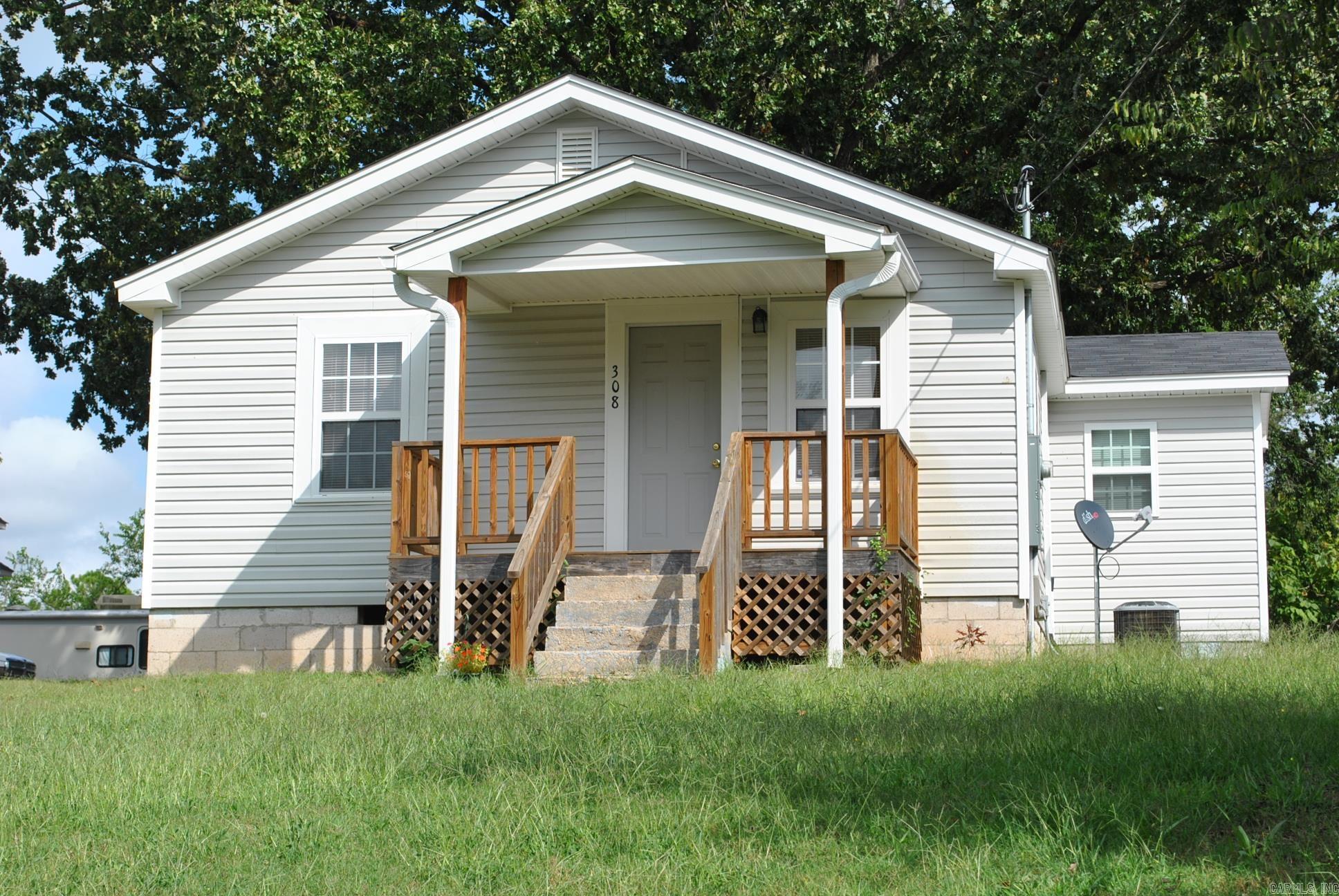 Lovely bungalow within a short distance to Park, Benton schools and other local amenities! Formal living room, eat-in kitchen, and laundry area.