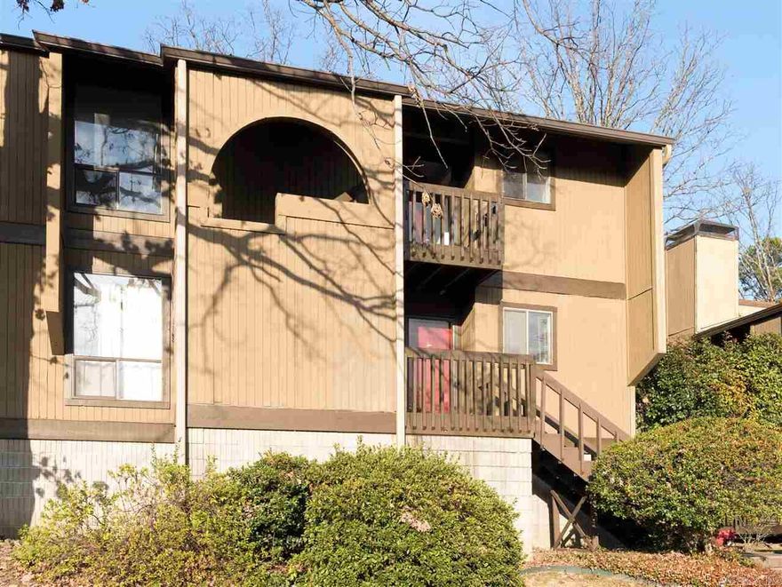 Great 2 bedroom 2 bath condo in West Little Rock. Nice view of the pool.