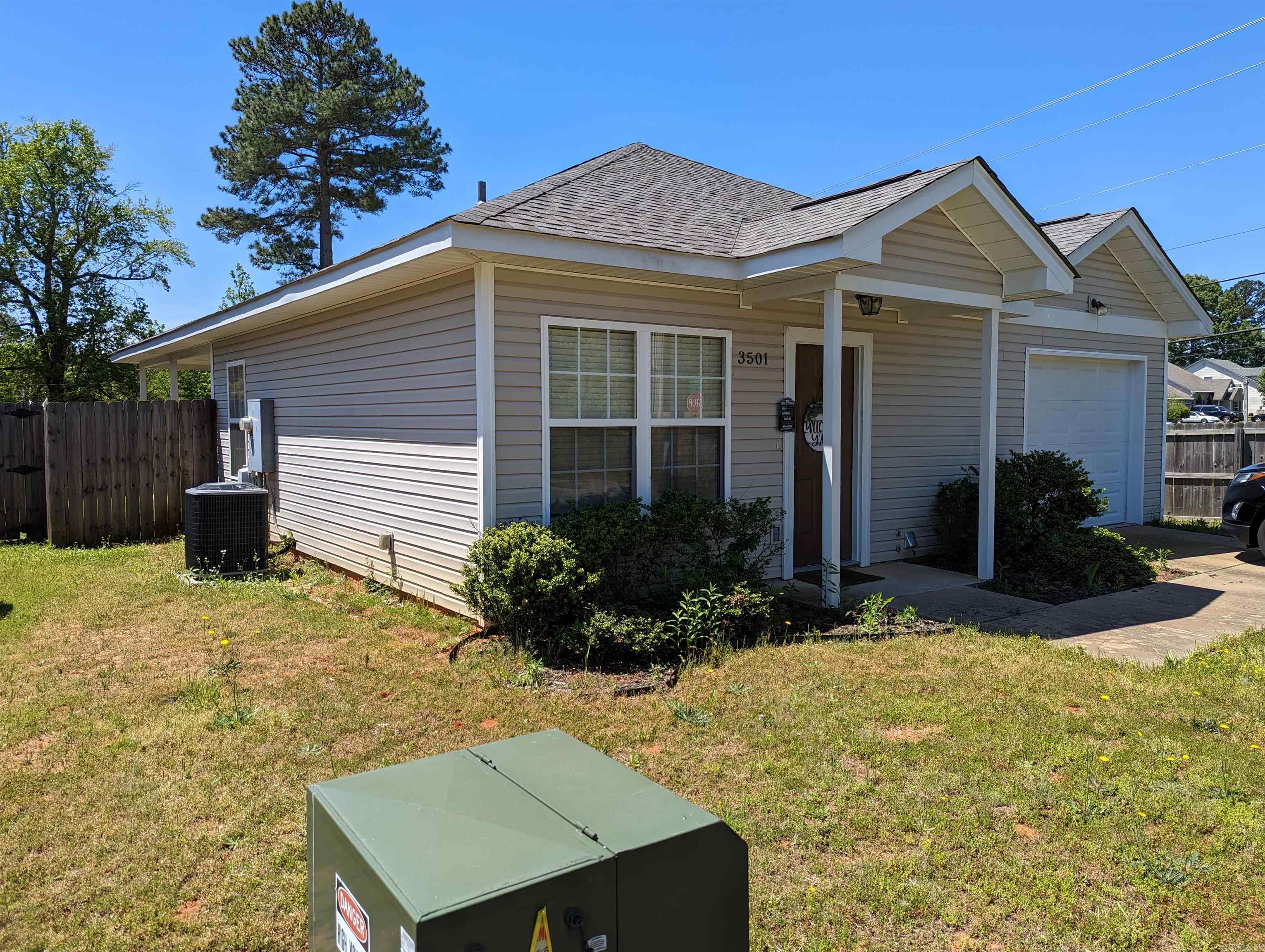 Super cute home built in 2015. It is located in Benton, and it has 3 bedrooms, 2 baths. The apx sq. ft. is 1290.