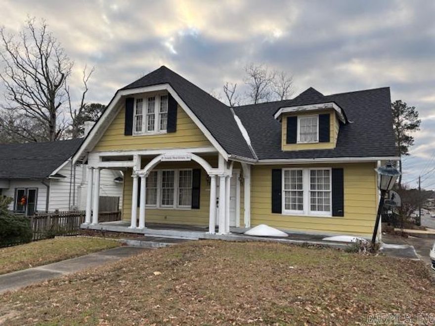 2 bathroom Cottage with carpet and wood floors