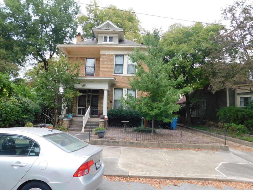 Great Condo in the McArthur Park Area.  2 Bedroom, 2 Bath.  One BR is upstairs the other is downstairs.  Home features updated kitchen and new wet bar.  Nice hardwood floors throughout.  Wonderful back deck with huge backyard.  Backyard features planting areas and privacy fence, but the rest of the backyard is bricked, so it makes a great place to entertain.  The driveway access comes with this home, so there is off street parking.  Very private space on a wonderful street near the Arkansas Art Center, SOMA and the River Market.  This home is truly a downtown oasis.  See Agent Remarks*