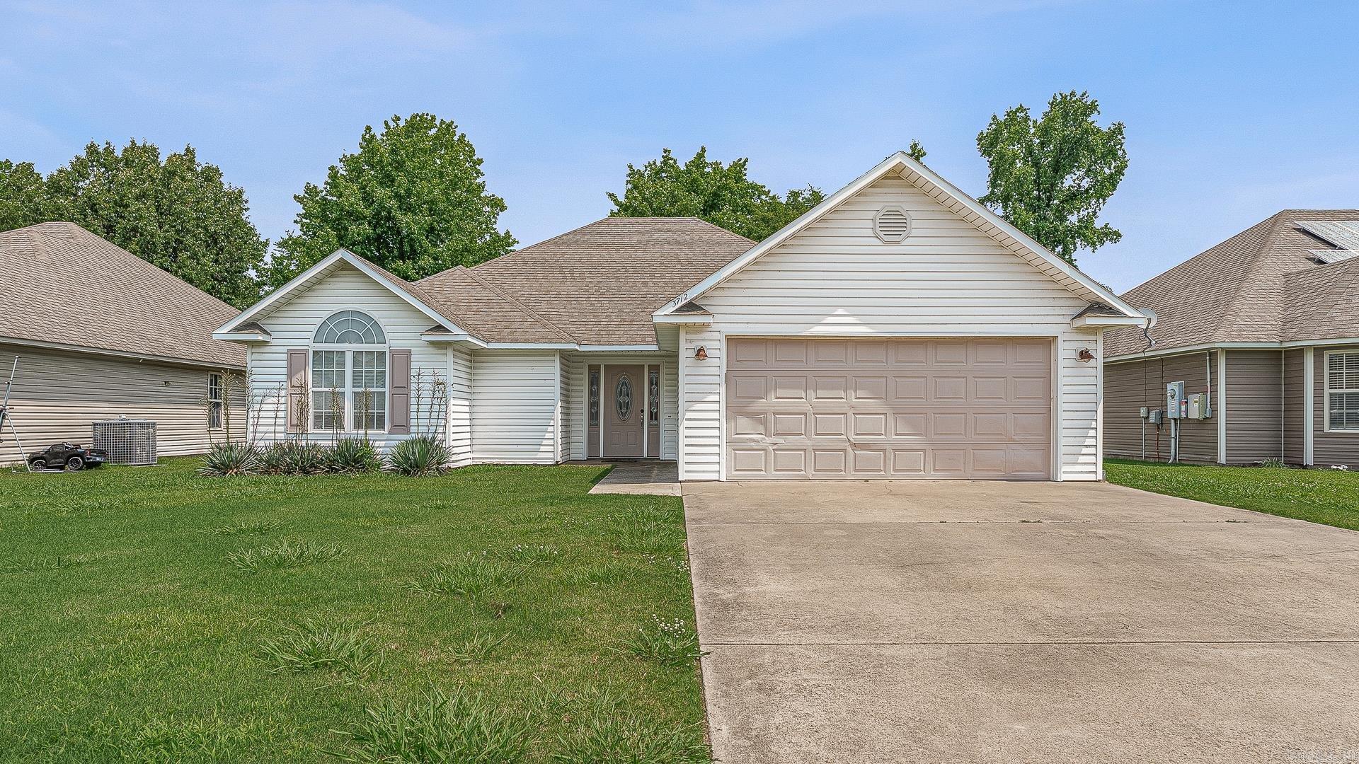 Welcome to the market 3712 Lexee Drive! Boasting 3 Bedrooms with an office that could be used as a 4th Bedroom and 2 full bathrooms! This ideal home in a quiet Jonesboro Neighborhood close to restaurants and shops is calling your name! Featuring vital home updates like a new water heater, new HVAC, and new LVP flooring in one of the rooms. With an updated bathroom for an added touch of elegance. Don't forget the fully fenced backyard with a small workshop. Call today to get into this home before it's gone! Hablo Espaol tambien mi gente, macrame hoy!