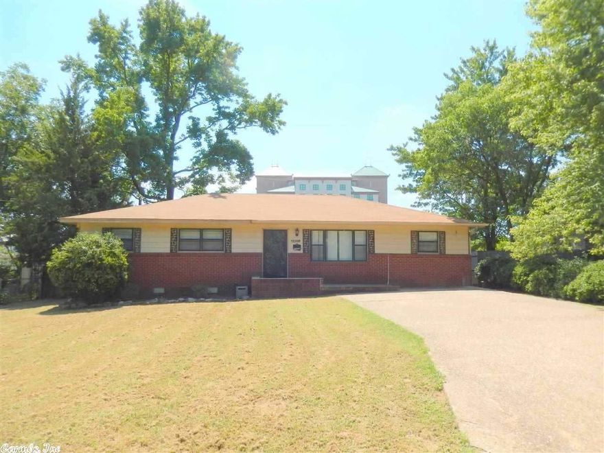 Wonderful starter home in super condition. Neat & Clean and has pretty hardwoods through out the home. This one has 2 living areas and sits on a private cul-de-sac. Covered and Screened in porch that is great for entertaining.This one is move in ready !