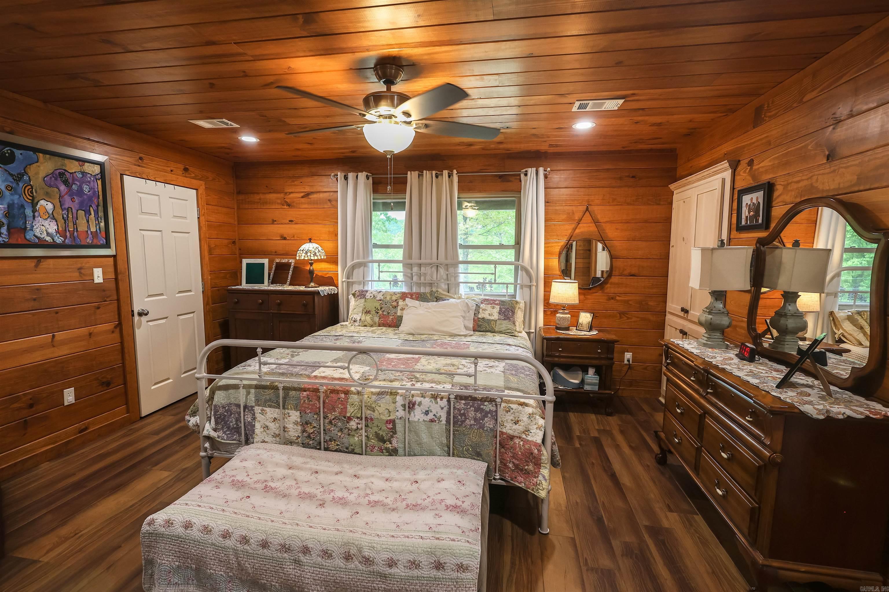 RIVERCHASE - Residential