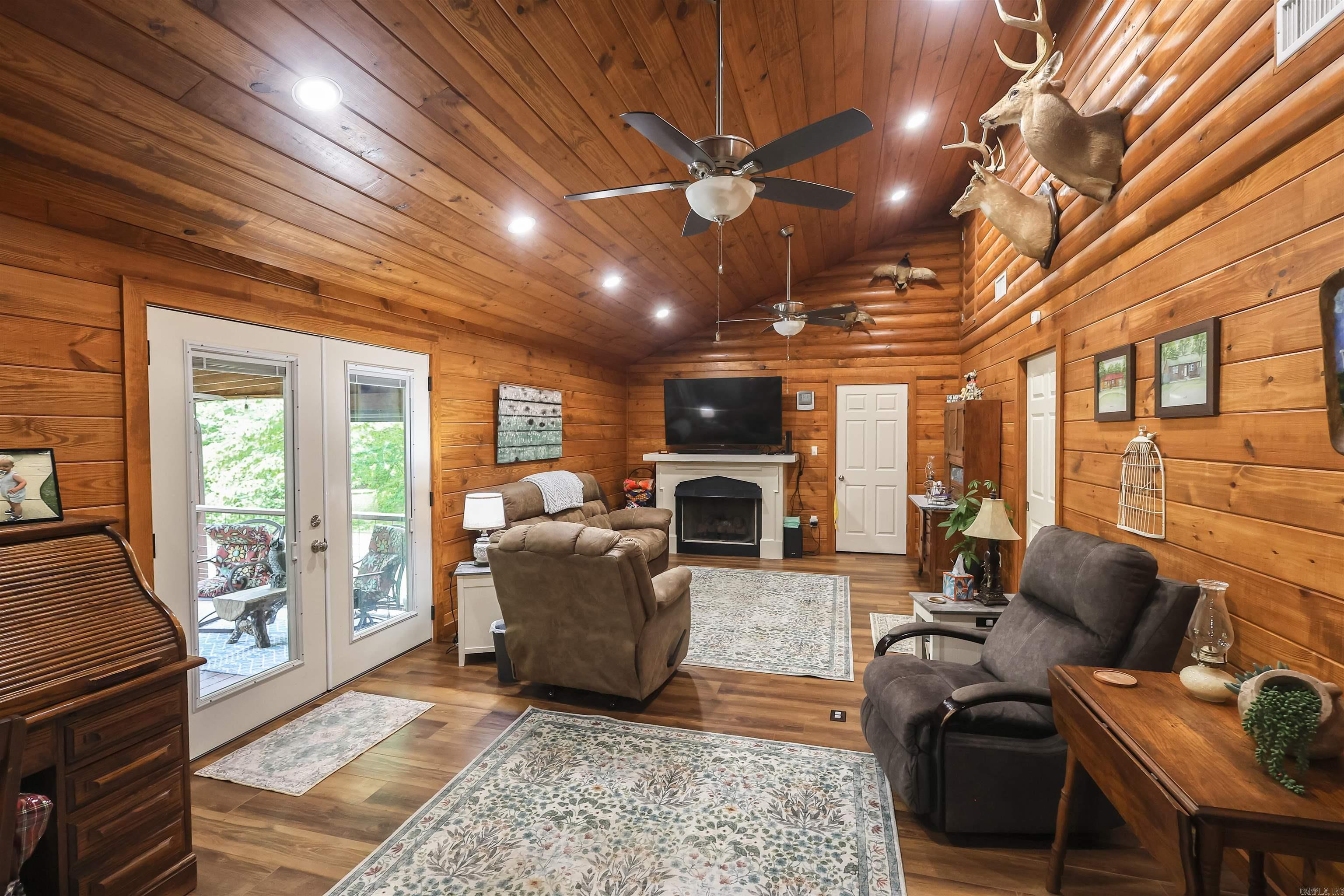 RIVERCHASE - Residential