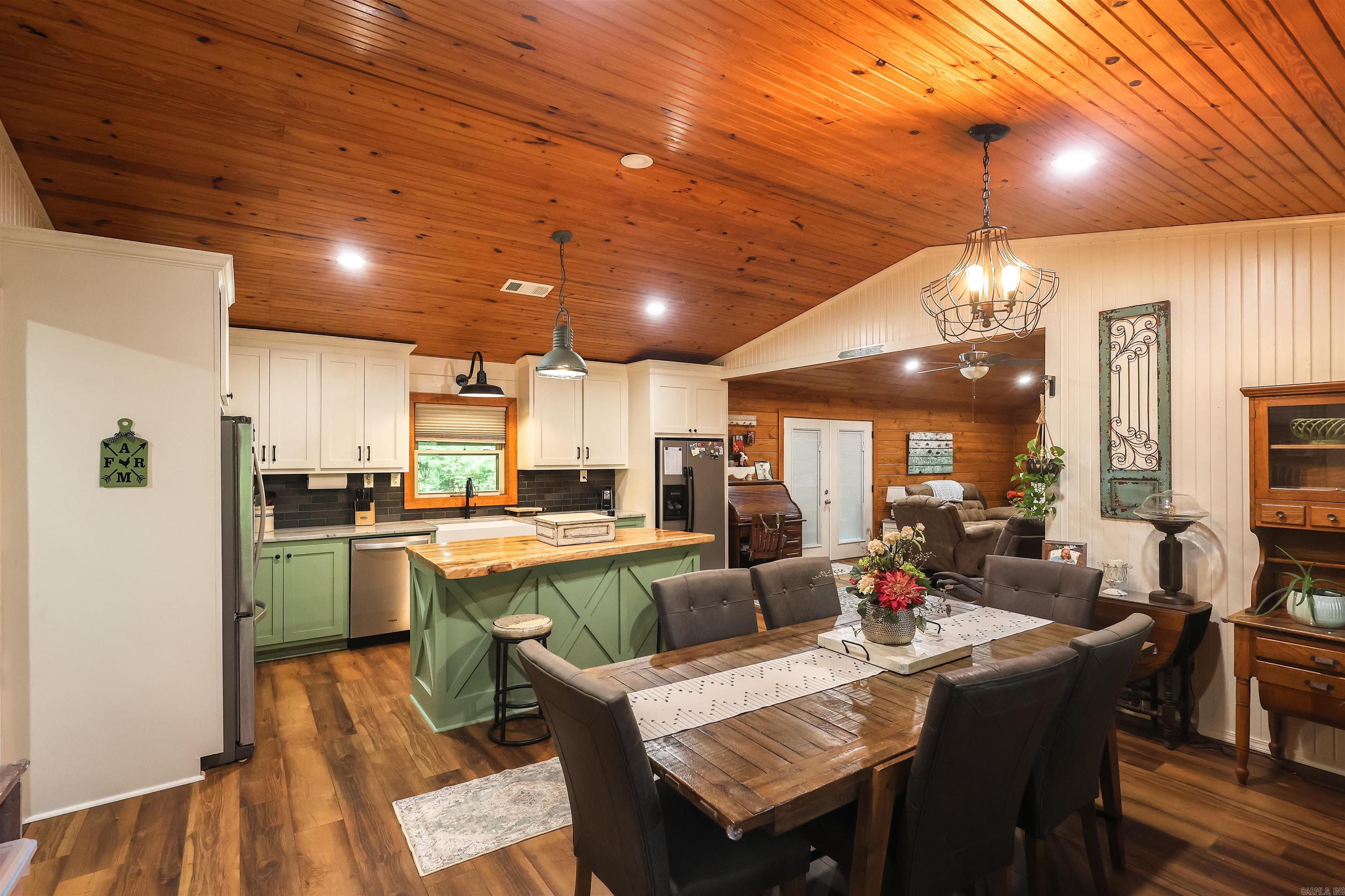 RIVERCHASE - Residential