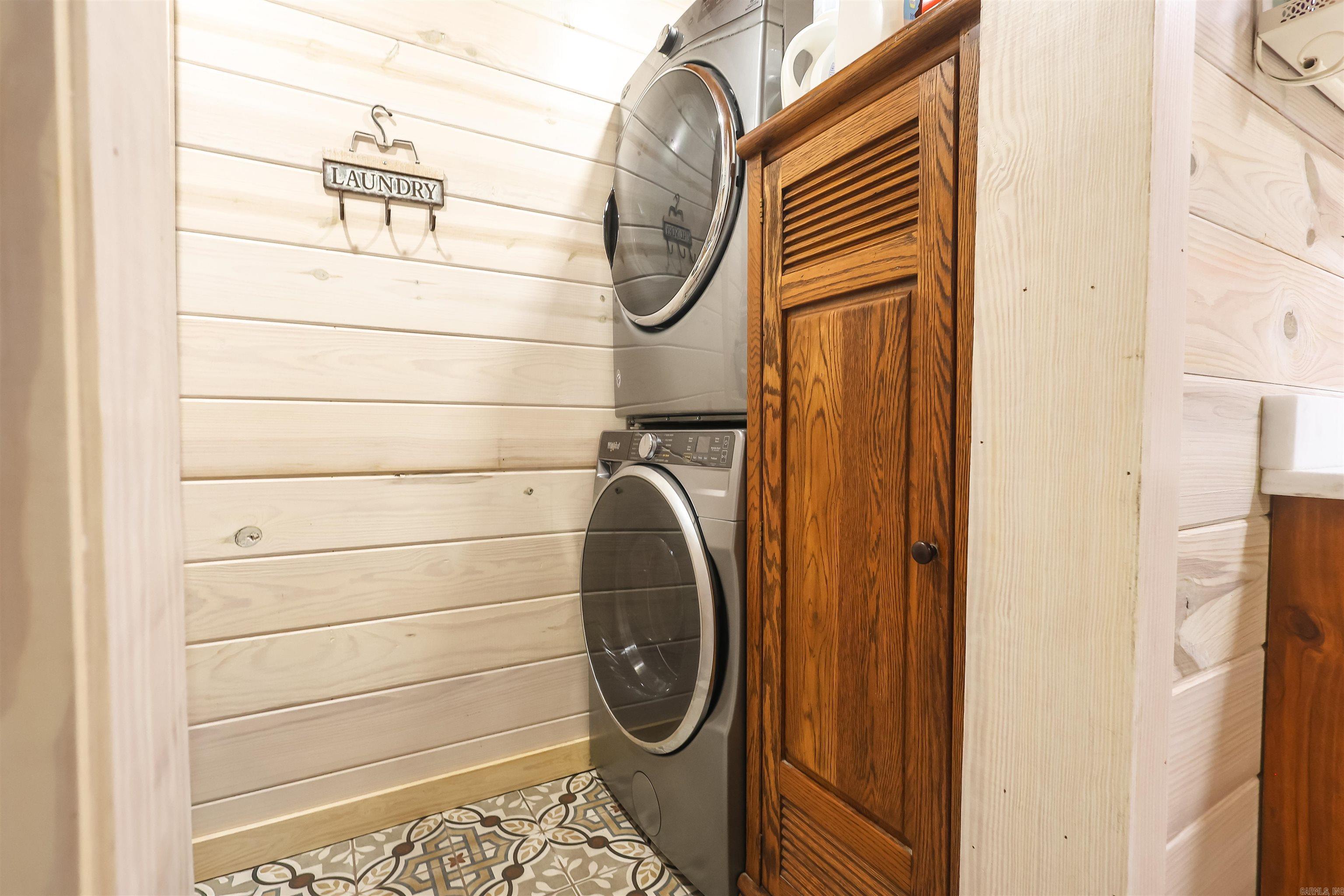 RIVERCHASE - Residential