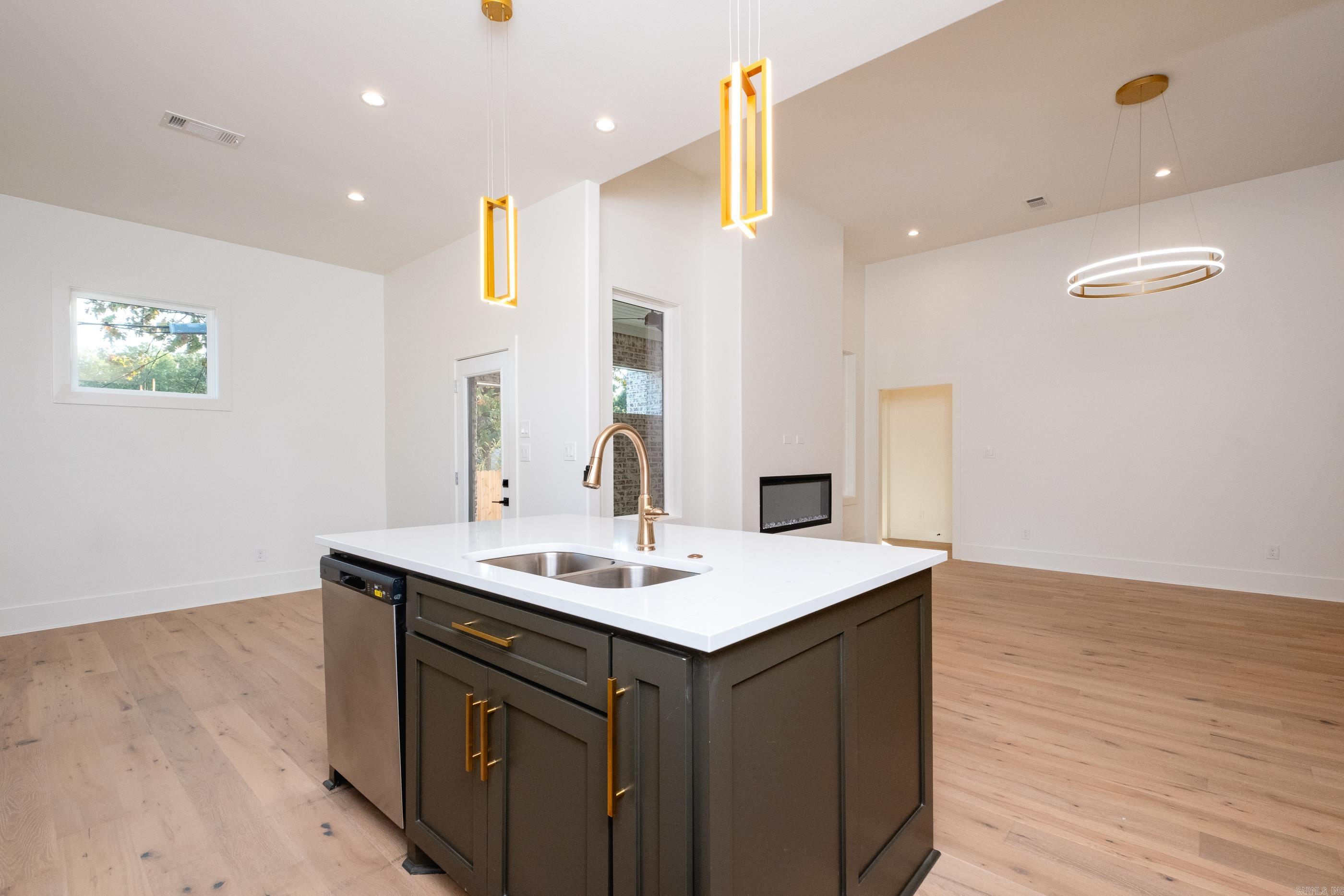 MERGERON COURT - Residential