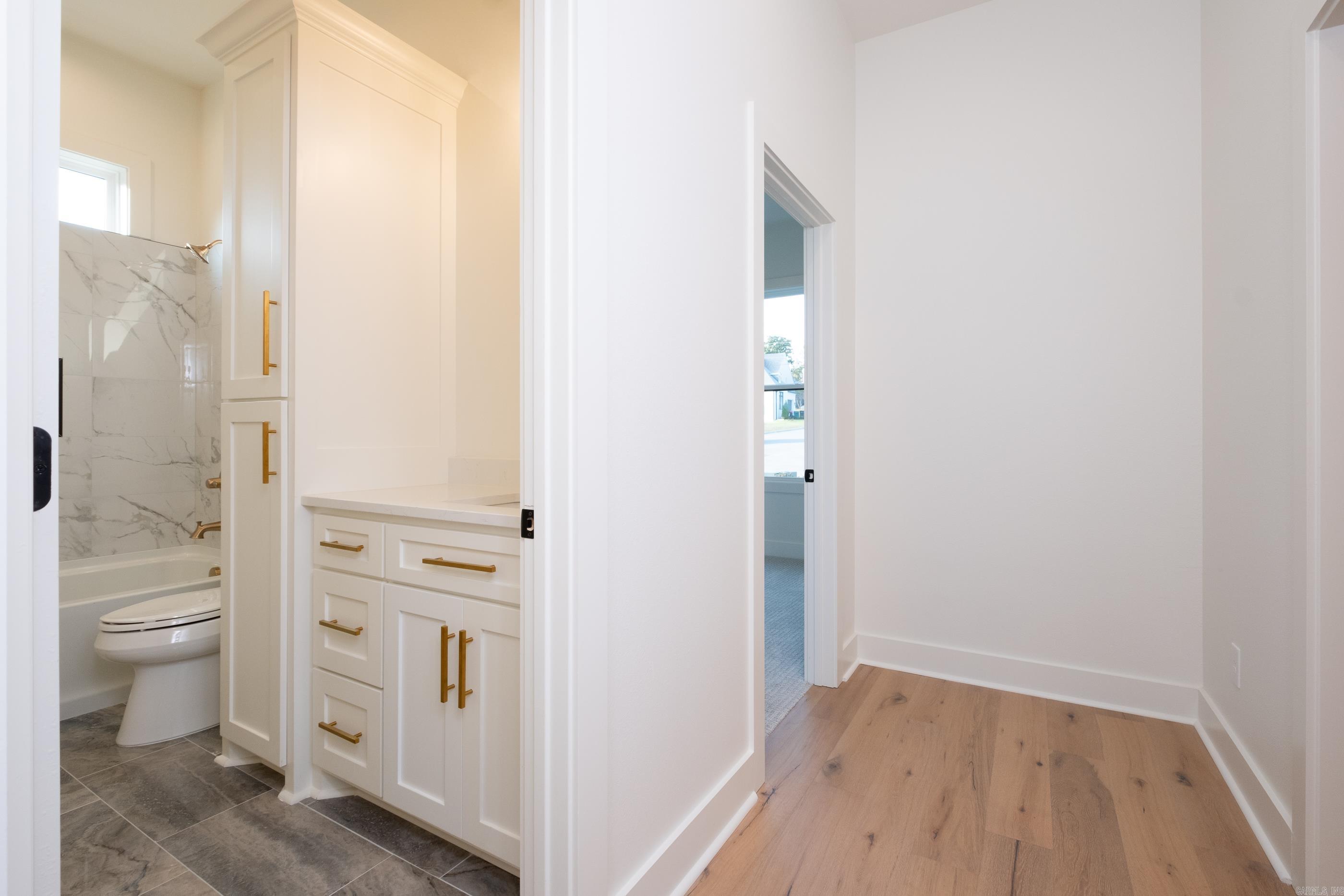 MERGERON COURT - Residential