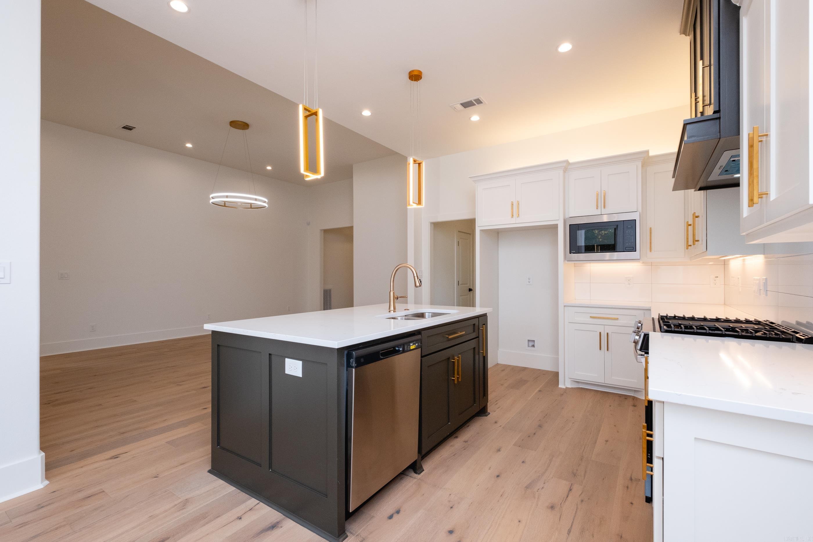 MERGERON COURT - Residential