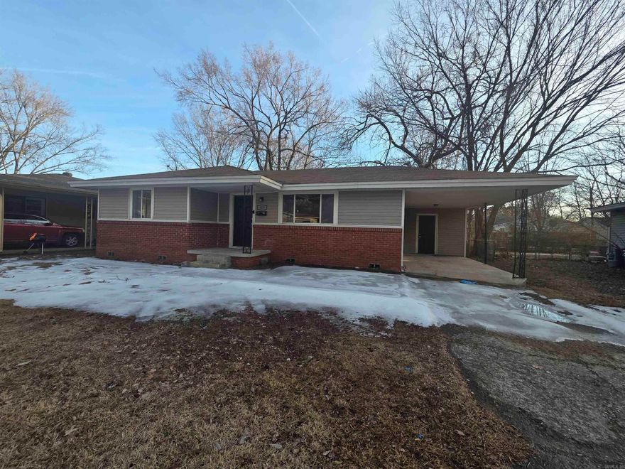 Call this Cozy Cutie Home. This updated 3 bedroom, 1 bath home packs a lot of bunch with a Kitchen perfect for cooking and a yard spacious enough to entertain. Call to schedule your Private Tour today