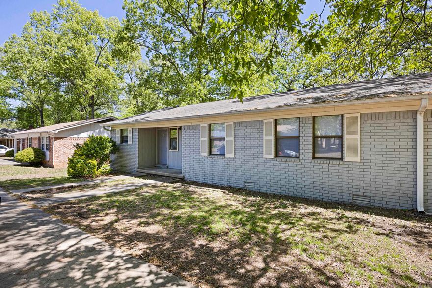 Back on market due to no fault of seller. Russellville quadplex for sale on N Joplin Pl. 3 out of 4 units are occupied with current gross monthly income of $2,675. Has dedicated parking, shared back deck, and recent upgrades like flooring and granite countertops.