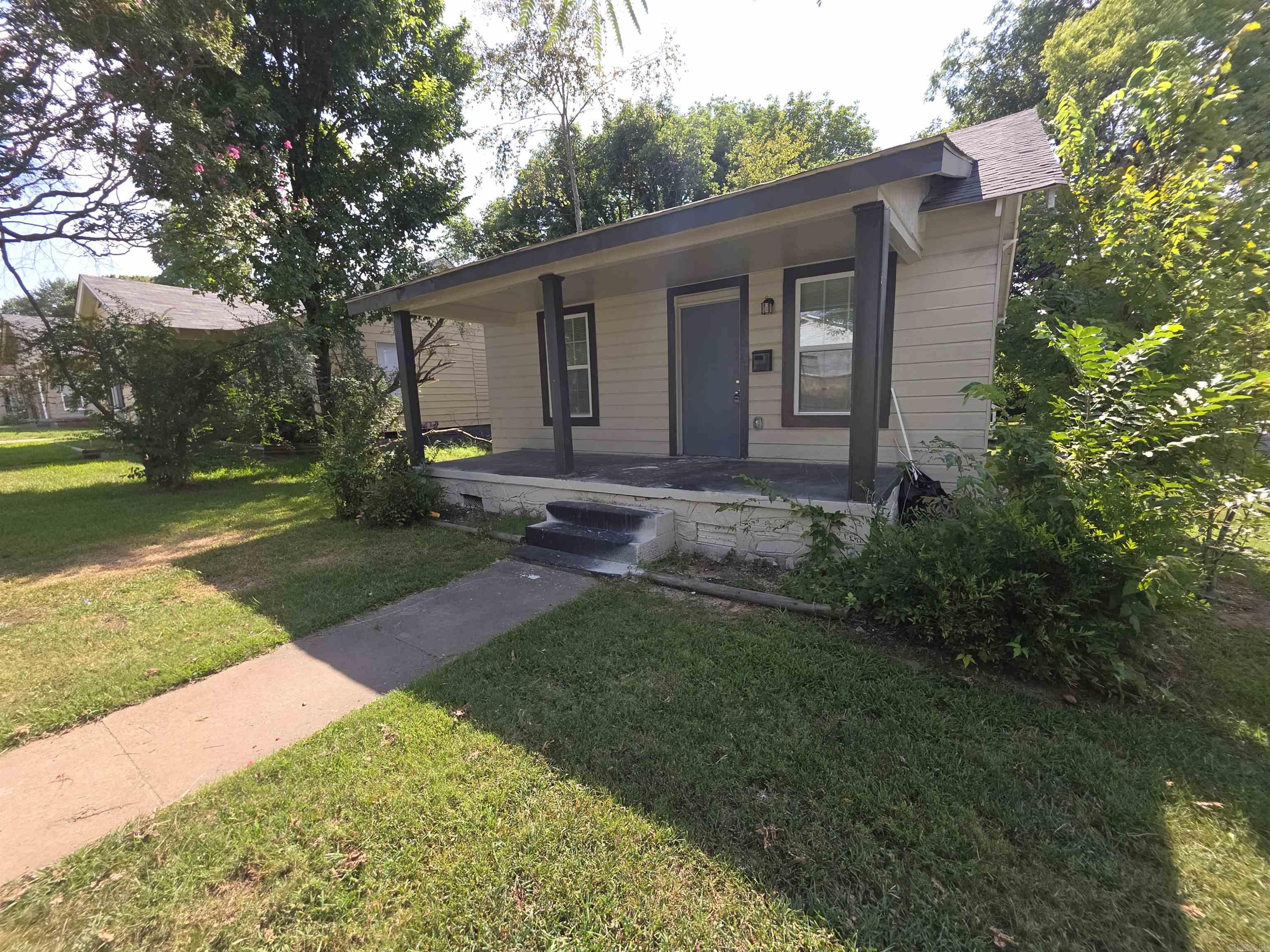 Charming 3BD/2BA in downtown North Little Rock with great curb appeal. Cute covered front porch. Granite countertops in the kitchen. Hallway is lined with windows letting in plenty of natural light and has built in storage options. Large yard that it perfect for kids or pets. This property is managed by Hoffman Team so beware of scammers - we will never ask you to Cashapp us money. The lease for this property is for 18 months to 2 years with a 3% increase after the first year. Income must be 3x the amount of rent per month unless you have a housing voucher. Deposit, first monthās rent, and the $50 administration fee due before move in.