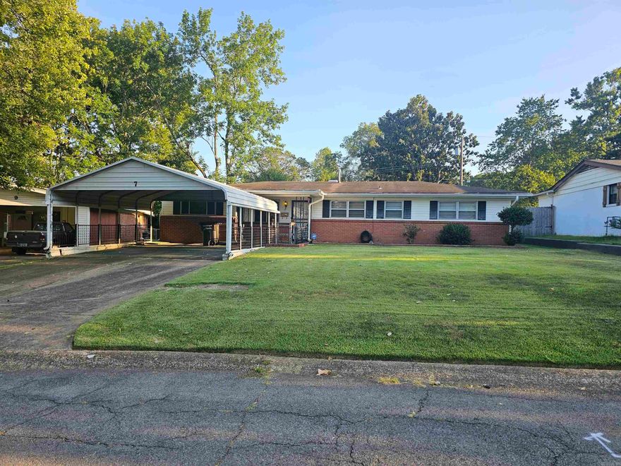 Lovely home with great once needs a little TLC.  Let this bee your investor find this diamond in the rough.  With just a little elbow grease this one can shine upto your investment dreams.  Subject to probate approval STRICTLY sold "AS IS" with no repairs.