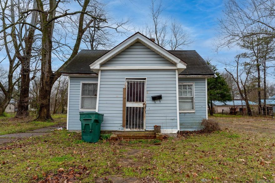 Welcome to Market 221 W. Kentucky in Blytheville, AR! This charming 3 bedroom, 2 bath is located in the heart of Blytheville convenient to schools, shopping, and dining! This home is waiting for you to add your own personal touches to make this your new forever home or investment property! Call today to invest in tomorrow!