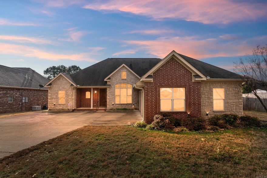 Beautiful Wildwood Gardens home in the Lakeside School District. Split floor plan with large living area, separate dining room, and plenty of space and storage throughout the home. Living room features a fireplace and tall ceilings. Spacious kitchen with beautiful cabinets and backsplash. Fully fenced back yard with spacious covered patio that is perfect for entertaining.  Great location with easy access to schools, shopping, and restaurants.