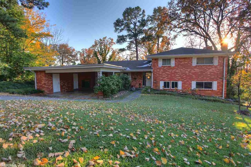 Beautiful home located in mid town. 4 bedrooms,2.5 baths and 2 living areas.Great room with built-in shelving,oversized eat in kitchen with walls of storage,great home for entertaining.Hardwood floors,fireplace(wood burning stove),lrg breakfast area.Nice Floorplan 3 beds same level,4th bed on lower level..Lots of updates:new windows,roof,carpet,air,master bath,updated kitchen..Great quite cul de sac location.. The home consists of a workshop with ample storage.Walking distance to St. Vincent/UAMS hospitals