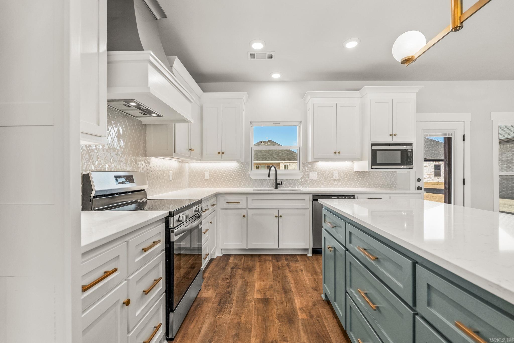 EAST MEADOW - Residential