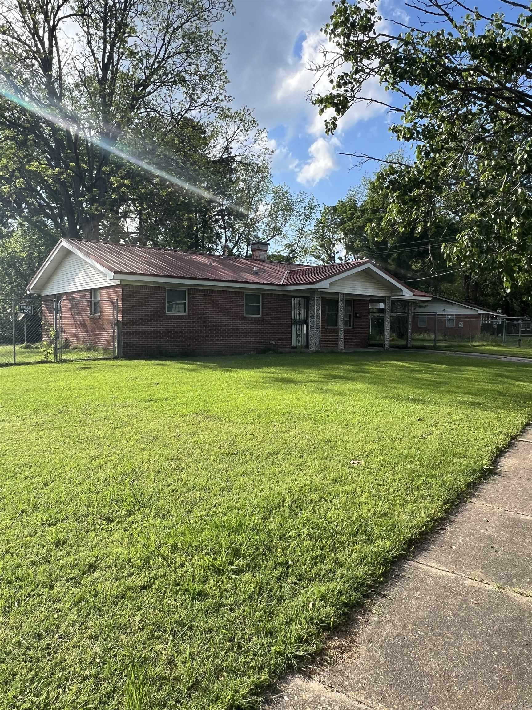This is a charming home just perfect for your starter home or for a small family. It is nestled in the heart of the city just waiting for you. Come and see this home today!