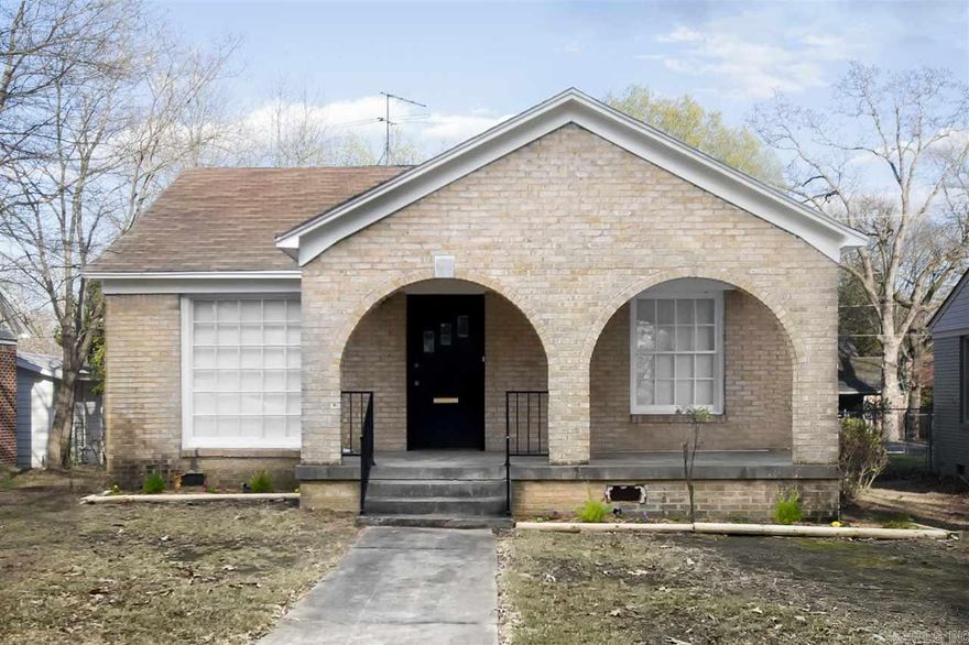Cute and renovated bungalow for rent near UALR!