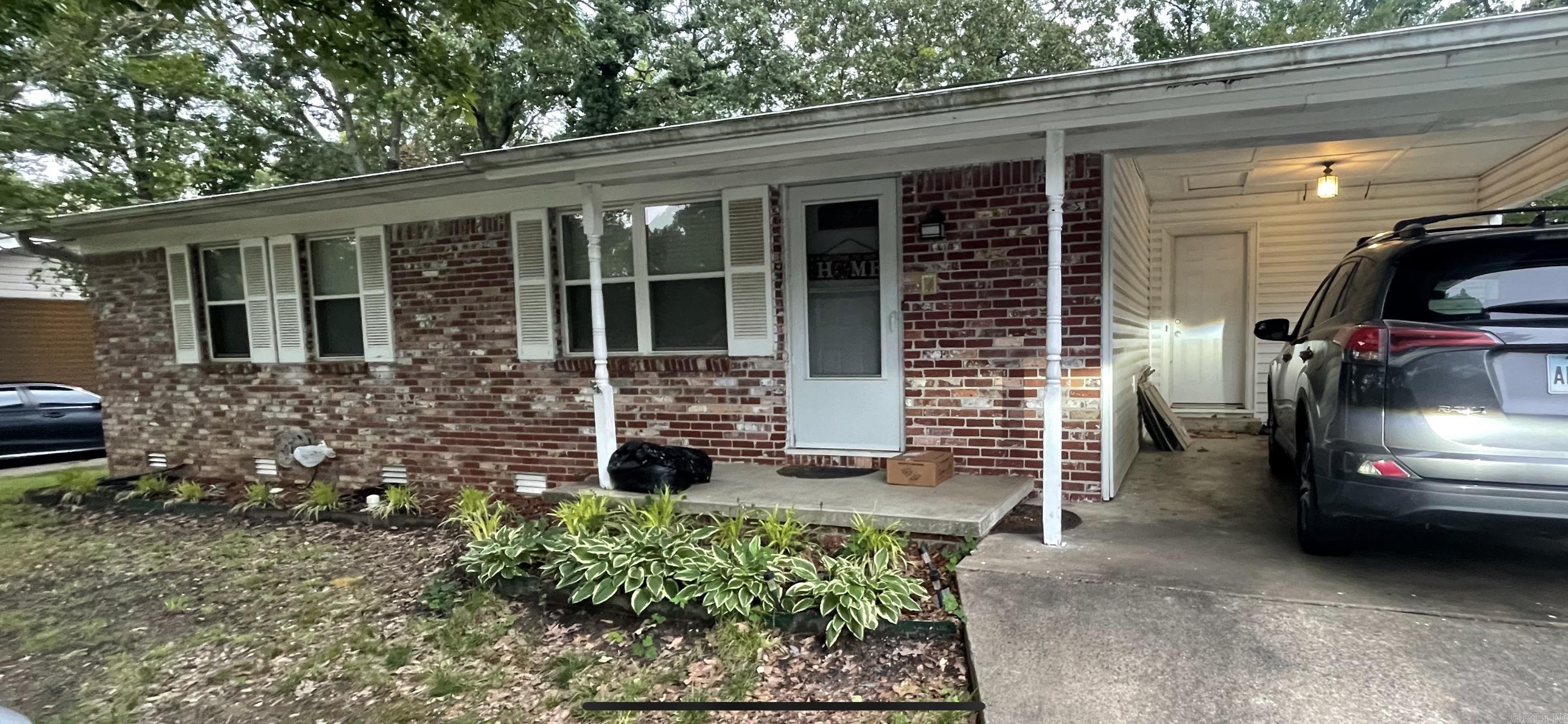CUTE, COZY HOME. JUST WAITING FOR YOU TO MAKE IT YOURS. LARGE DEN ON BACK WITH VAULTED CEILINGS GIVES THIS HOUSE TWO LIVING AREAS. WOOD BURNING FIREPLACE. ORIGINAL HARDWOOD FLOORS. HVAC APPROX. 9 YRS OLD. SEE AGENT REMARKS ABOUT SHOWINGS