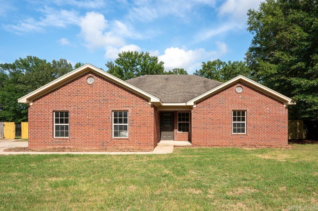 FANTASTIC 3 BED 2 BATH HOME. THIS HOME FEATURES NEW CARPET, NEW PAINT, LVT, STAINLESS APPLIANCES, AND MUCH MORE. SUPER CLEAN AND MOVE IN READY