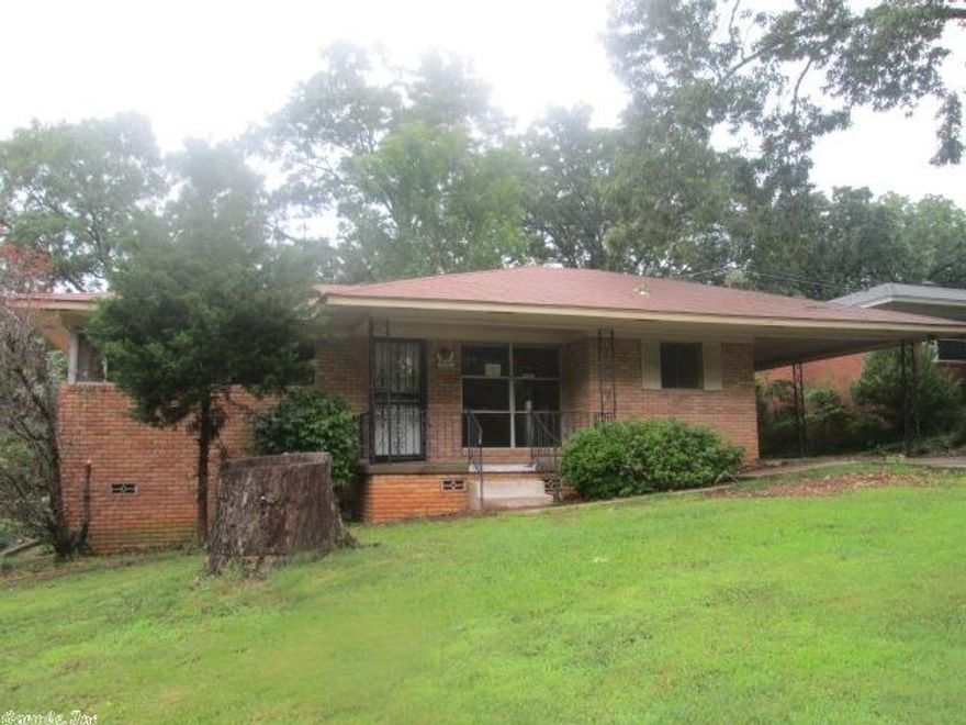 large brick home in close proximity to Boyles Park and the University of Arkansas. Three bedrooms and two bath all on one level. Hardwood floor in living room. Den with nice brick fireplace opens to dining area and kitchen. Great first time home or investment property.