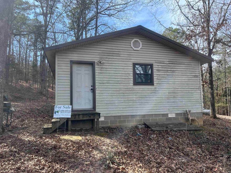 The property is just within walking distance from the beautiful Greers Ferry Lake.  Close to the town Clinton and Clinton School two hours from Brannon Mo.