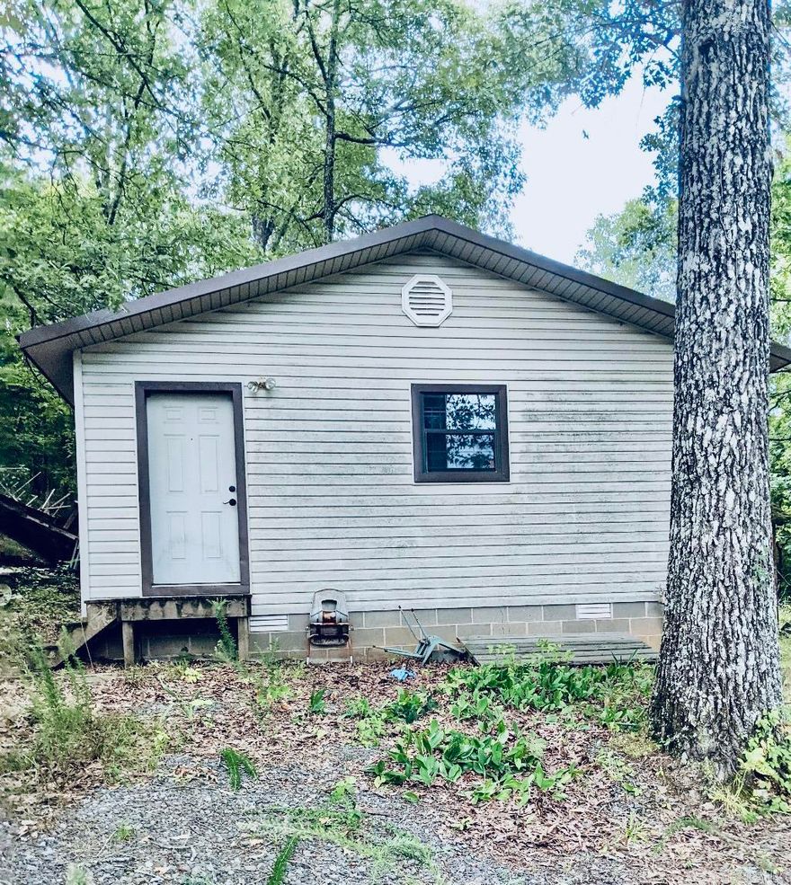The property is just within walking distance from the beautiful Greers Ferry Lake.  Close to the town Clinton and Clinton School two hours from Brannon Mo.
